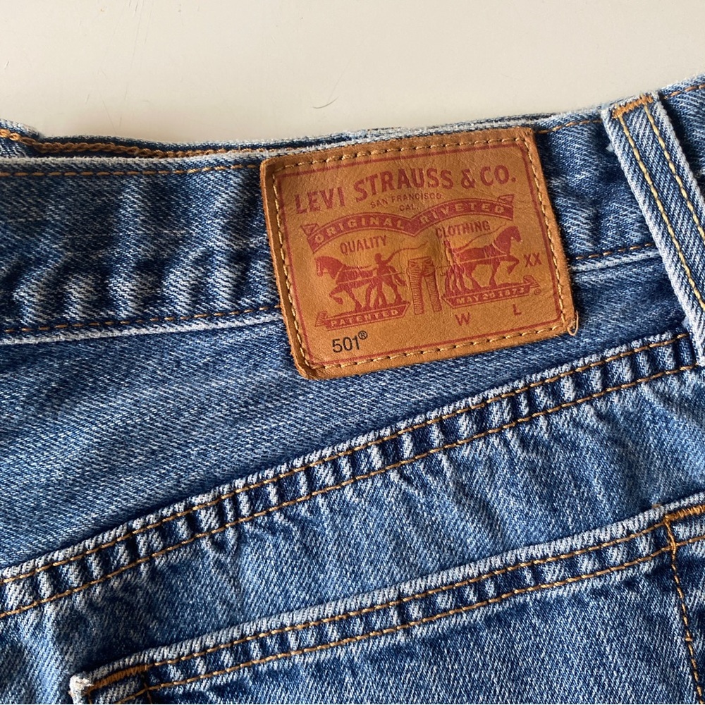 Levi’s 501 denim shorts medium wash - Picture 4 of 8